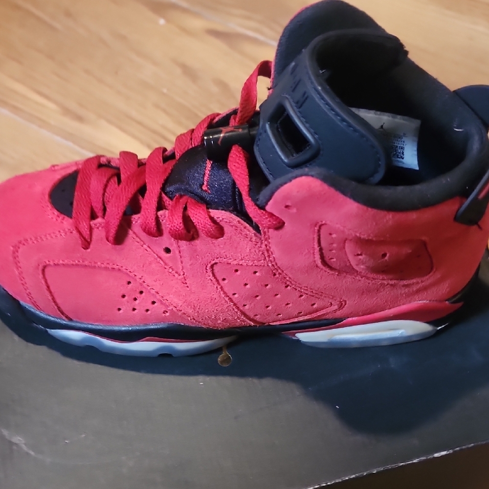Jordan Kids Sneakers in Red and Black - Picture 4 of 5